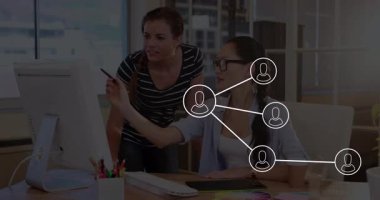 Grafik tasarım masasında işbirliği yapan kadınlar, ağ grafiğini üst üste koyarken tablet üzerinde stil kullanıyorlar. Yaratıcı, takım çalışması, modern, teknoloji, iletişim, yenilik, çalışma alanı