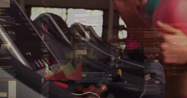 Spor koşu bandında koşan üç kadın, spor verileri grafikleri ve ölçümleri gösteriyor. Fitness, kardiyo, eğitim, sağlık, motivasyon, aktif giyim, toplam