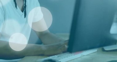 Teknik çalışma alanındaki monitörde tasarım fikirlerini inceleyen adam, süzülen grafik simgeleri ve yapışkan notlar. Teknoloji, yenilik, yaratıcı çalışma alanı, dijital, konsantrasyon, modern, iletişim