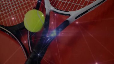 Düz dizayn edilmiş iki tenis raketi, sarı top ve dijital ışık fişekleri ile sergileniyor. Spor ekipmanları, pazarlama, minimalist, fitness, atletik, performans, dinamik