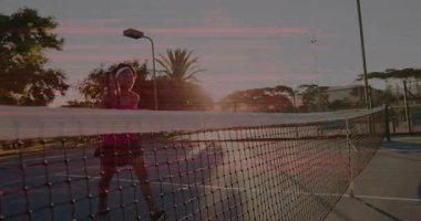 Kadın tenisçi gün batımında kalenin arkasında raket tutuyor, sağlık çizelgesi ve kalp ikonu ile. Atletik, zafer, açık hava, canlı, enerjik, spor, eğitim