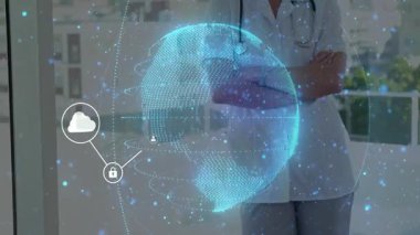 Ofiste dijital sağlık ağını sunan kadın doktor, parlayan 3 boyutlu küreyi simgelerle gösteriyor. Teknoloji, yenilik, sağlık, bağlantı, modern, profesyonel, fütüristik