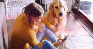 Akıllı telefonları kaydırırken Golden Retriever 'ı okşayan kadın animasyon pazarlama çizelgeleri sunuyor. Rahat, rahat, çağdaş, yaşam tarzı, evcil hayvan, rahat, modern