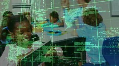 Öğretmen sınıfta yazan öğrencilerin üzerine eğiliyor, AR kodlu dizüstü bilgisayarları gösteriyor. Eğitim, öğrenim, işbirliği, dijital, yenilik, gençlik, sınıf