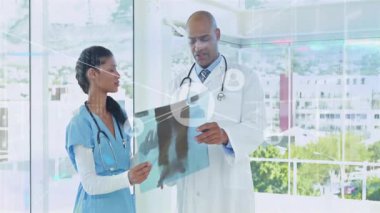 Hemşire, sağlık kliniğinde dijital ağ örtülü röntgen filmlerini inceleyen doktorla işbirliği yapıyor. Tıbbi, sağlık, tanı, teknoloji, işbirliği, hastane, dijital