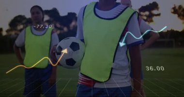 Akşam karanlığında analitik grafikleri ve şebeke örtüsünü gösteren üç bayan futbolcu sahada antrenman yapıyor. Atletik, takım çalışması, canlı, performans, açık hava, fitness, dijital