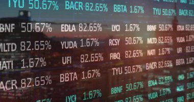 Alacakaranlık şehrinin ufuk çizgisini işaretler ve grafik grafikleriyle kaplayan 3D yüzen borsa verileri. Teknoloji, finans, gökdelen, dijital, yenilik, veri görselleştirme, metropol