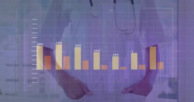 Kadın tıp uzmanı klinikte hasta verilerini canlandırmalı çizelgeler ve dalga formlarıyla sunuyor. Sağlık, analiz, teknoloji, biyomedikal, tanı, hassasiyet, yenilik