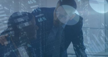 Çeşitli işadamları ve iş kadınlarının konuştuğu finansal verilerin ve grafiklerin görüntüsü. ticari, finans, ekonomi ve teknoloji konsepti dijital olarak oluşturulmuş imaj.