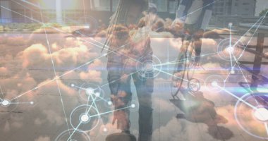 Bulutların ve çift ırklı kaykayın üzerindeki veri işleme görüntüsü. küresel iş ve dijital arayüz kavramı dijital olarak oluşturulmuş görüntü.