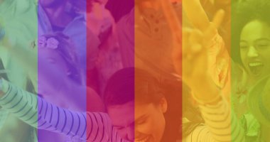 Mutlu insanlardan oluşan bir grubun üzerindeki gökkuşağı görüntüsü. lgbtq gurur ve eşitlik kutlaması konsepti dijital olarak oluşturulmuş görüntü.