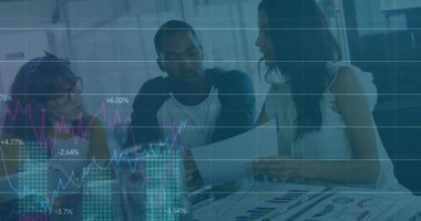 Ofisteki çeşitli iş adamlarıyla ilgili finansal veri işleme resmi. küresel iş, finans ve veri işleme kavramı dijital olarak oluşturulmuş görüntü.