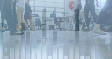 Yürüyen kalabalığın mali veri işleme görüntüsü. global business, finans, data işleme ve dijital arayüz kavramı dijital olarak oluşturuldu.