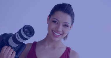 Kameralı beyaz kadın fotoğrafçının üzerindeki ışık görüntüsü. Fotoğraf, optik ve fotoğrafçılık mesleği kavramı dijital olarak oluşturuldu.