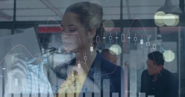 Kafkasyalı iş kadınının mali veri işleme görüntüsü. global business, finans, data işleme ve dijital arayüz kavramı dijital olarak oluşturuldu.