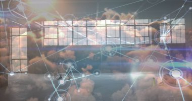 Bulutların üstünde veri işleme görüntüsü ve spor salonundaki erkek basketbol oyuncuları. küresel iş ve dijital arayüz kavramı dijital olarak oluşturulmuş görüntü.