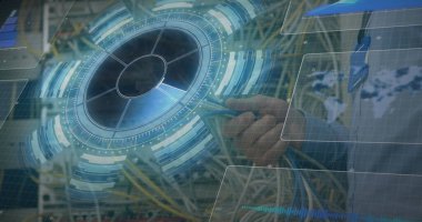 Beyaz adamın sunucu odasını incelediği veri işleme görüntüsü. küresel teknoloji ve dijital arayüz kavramı dijital olarak oluşturulmuş görüntü.