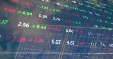 Güneş paneli üzerinden finansal veri işleme görüntüsü. küresel iş, finans ve dijital arayüz kavramı dijital olarak oluşturulmuş görüntü.