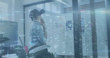 VR kulaklık kullanan beyaz iş adamının veri işleme görüntüsü. küresel ağlar, iş ve bağlantılar konsepti dijital olarak oluşturulmuş görüntü.