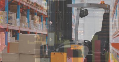 Forklift makinesine karşı istatistiksel veri işleme deposunda bir yığın teslimat kutusu taşıyor. lojistik ve ulaşım hizmeti kavramı