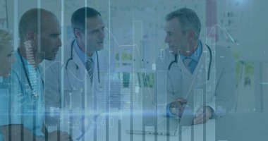 Çeşitli doktor gruplarının veri işleme görüntüsü. küresel bilim, bağlantılar, veri işleme ve dijital arayüz kavramı dijital olarak oluşturuldu.
