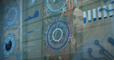 Beyaz kadının sunucu odasını incelediği veri işleme görüntüsü. küresel teknoloji ve dijital arayüz kavramı dijital olarak oluşturulmuş görüntü.