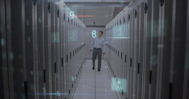 Virüs taraması ve beyaz adamın sunucuları kontrol etmesi. İnternet güvenliği, veri güvenliği ve teknoloji konsepti dijital olarak oluşturulmuş görüntü.