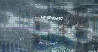 Ofisteki çeşitli iş adamları üzerindeki bağlantı ve veri işleme ağının resmi. küresel iş, finans ve dijital arayüz kavramı dijital olarak oluşturulmuş görüntü.