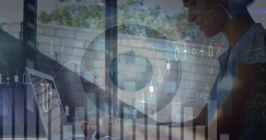 Çift ırklı iş kadınının finansal veri işleme ve tarama görüntüsü. küresel iş, finans ve dijital arayüz kavramı dijital olarak oluşturulmuş görüntü.