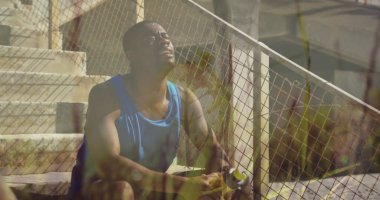 Afrika kökenli Amerikalı bir adamın güneşlenirken su molası vermesi üzerine çimen görüntüsü. Doğa, refah, zindelik ve sağlıklı yaşam tarzı konsepti dijital olarak oluşturuldu..