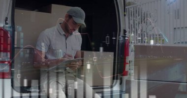 Kafkasyalı mutlu erkek kurye paketlerini sayarken finansal verilerin görüntüsü. iş, finans ve dağıtım hizmetleri kavramı dijital olarak oluşturulmuş görüntü.