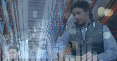 Depodaki çeşitli kişilerle ilgili finansal veri işleme resmi. küresel gönderim, finans ve dijital arayüz konsepti dijital olarak oluşturulmuş görüntü.