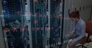 Siber suçlar ve sunucuları kontrol eden beyaz kadın görüntüsü. İnternet güvenliği, veri güvenliği ve teknoloji konsepti dijital olarak oluşturulmuş görüntü.