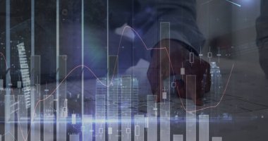 Dokunmatik ekranı kullanan melez bir adamın elleri üzerinde grafiklerin resmi. iş, işbirliği, ekonomi ve teknoloji konsepti dijital olarak oluşturulmuş imaj.