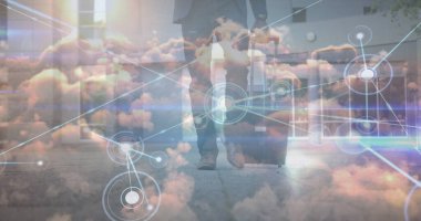 Afro-Amerikan iş adamının yürürken veri işleme görüntüsü. küresel spor ve dijital arayüz kavramı dijital olarak oluşturulmuş görüntü.