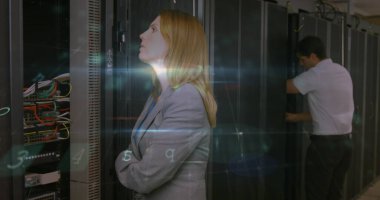 Virüs uyarısı ve sunucuları kontrol eden beyaz kadın ve erkek görüntüsü. İnternet güvenliği, veri güvenliği ve teknoloji konsepti dijital olarak oluşturulmuş görüntü.