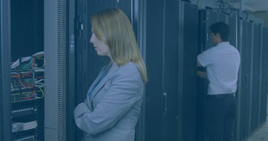 Sunucu odasını inceleyen çeşitli işçilerin üzerindeki şekiller. küresel teknoloji ve dijital arayüz kavramı dijital olarak oluşturulmuş görüntü.