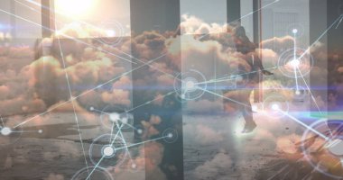 Bulutların üstünde işlenen veri görüntüsü ve atlayan Afro-Amerikan sporcu kadın. küresel iş ve dijital arayüz kavramı dijital olarak oluşturulmuş görüntü.