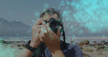 Kafkasyalı son sınıf fotoğrafçısına karşı mavi parlak noktalar dijital kamerayla fotoğraf çekiyor. dünya fotoğraf günü farkındalık kavramı