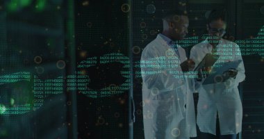 Sunucu odasındaki Afrikalı Amerikalı işçilerin veri işleme görüntüsü. küresel iş, bulut hesaplama ve dijital arayüz konsepti dijital olarak oluşturulmuş görüntü.