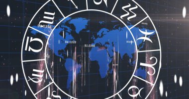 Veri işleme ve kara arkaplanda dünya haritası üzerindeki burç işaretlerinin resmi. küresel teknoloji, bilgisayar ve dijital arayüz kavramı dijital olarak oluşturulmuş görüntü.