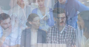 Çeşitli iş adamları üzerinde finansal veri işleme görüntüsü. küresel finansman, bilgisayar ve dijital arayüz kavramı dijital olarak oluşturulmuş görüntü.