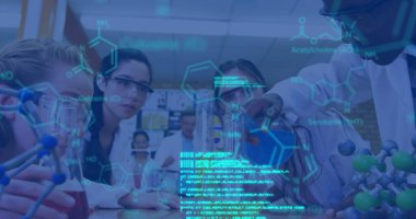 Çeşitli okul çocukları ve öğretmenler üzerinde veri işleme ve kimyasal formül görüntüsü. küresel bilim, teknoloji ve dijital arayüz kavramı dijital olarak oluşturulmuş görüntü.