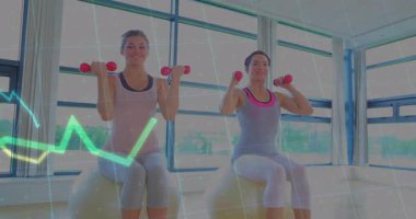 Spor salonundaki denge topları üzerinde biseps kıvrımları yapan iki kadın neon çizgi grafiklerini örtüyor. Zindelik, güç, sağlık, takım çalışması, canlı, aktif, sağlık