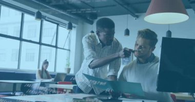 İki meslektaş iş ofisindeki masaya yaslanmış, dizüstü bilgisayarın üstünde animasyon grafiği sergiliyorlar. İşbirliği, takım çalışması, profesyonel, modern, endüstriyel, üretkenlik, iletişim