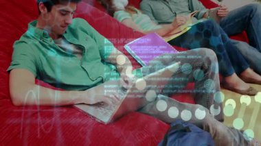 Kırmızı kanepede grup uzanmak, dizüstü bilgisayarda yazmak, tableti çevirmek, eğitim için veri örtülerini göstermek. Konforlu, işbirlikçi, modernist, teknoloji, eğlence, arkadaşlık, iç mekan