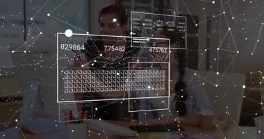 Çalışma arkadaşları çalışma masasında çalışıyor, notlar alıyor, veri örtüleriyle iş çizelgelerini analiz ediyorlar. Teknoloji, takım çalışması, yenilik, modern, dijital, üretkenlik, iletişim