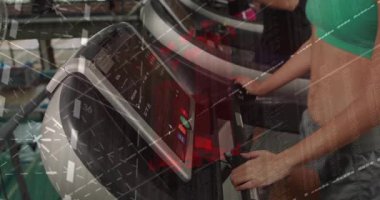 Spor salonundaki koşu bantlarında koşan grup animasyon veri örtüleri ve konsol çizelgelerine sahip. Fitness, eğitim, dijital, teknoloji, sporcular, motivasyon, çağdaş