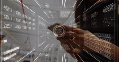 Teknoloji ofisinde çalışan veri analistleri, yüzen UI panelleri grafikleri ve kodlarıyla uğraşıyorlar. Gelecekçi, yenilikçi, takım çalışması, dijital, gösterişli, sürükleyici, teknoloji