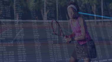 Tenis kortunda raket sallayan bayan tenisçi teknoloji kodlarını hatalarla örtüyor. Atletik, spor, dijital, teknoloji, açık hava, fitness, kentsel